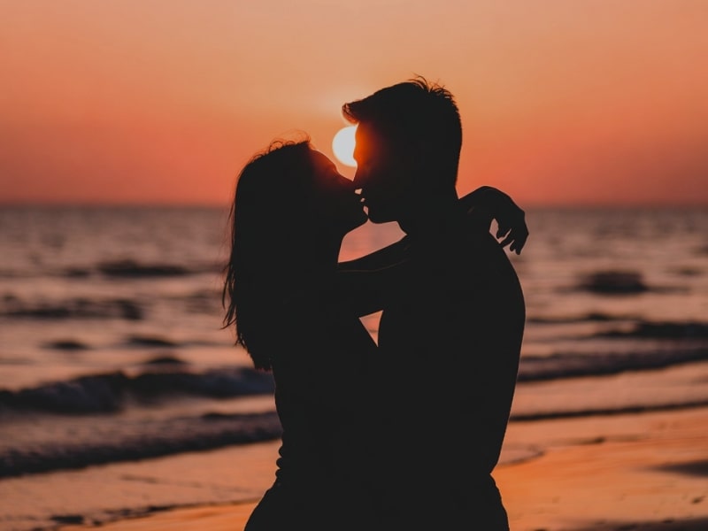 amor beijo praia por do sol casal - Criador de frases online