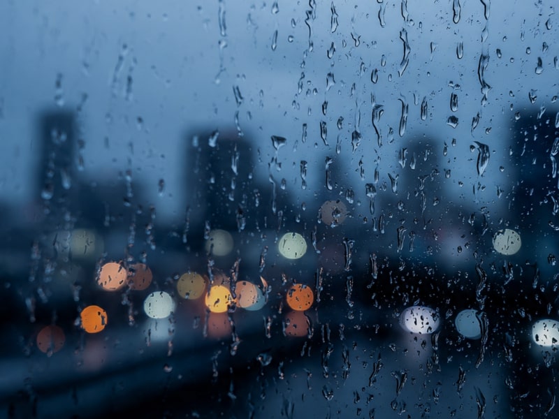 triste chuva janela cidade - Criador de frases online